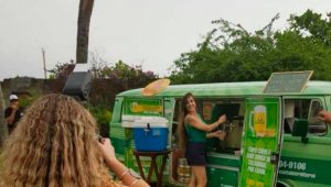 Músicos vendem bebidas na Kombi