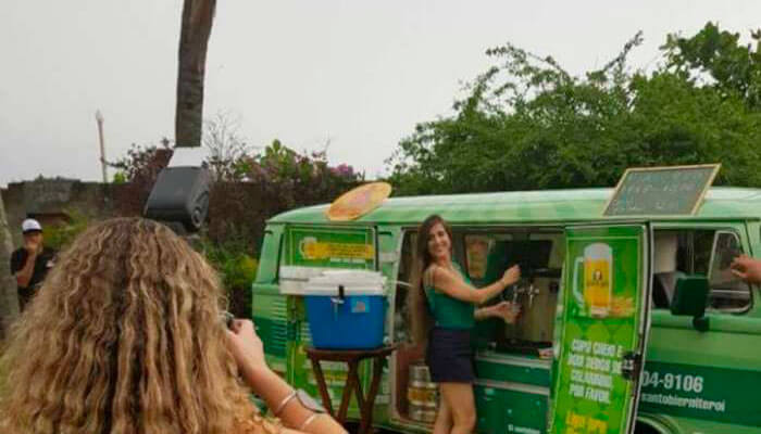 Músicos vendem bebidas na Kombi