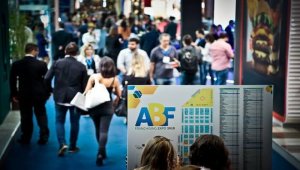 Público procurando franquias diferentonas na ABF Franchising Expo