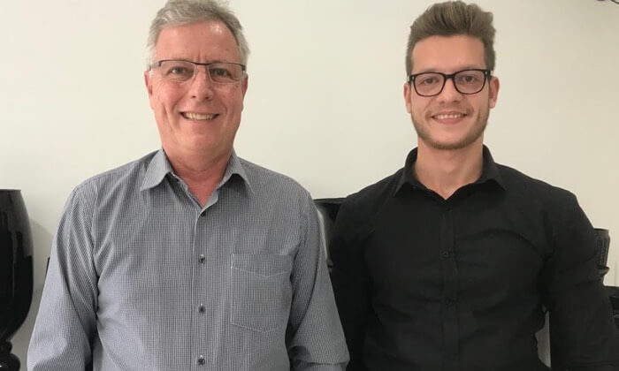 Aposentado, pai abre franquia de consultoria de sucesso com o filho