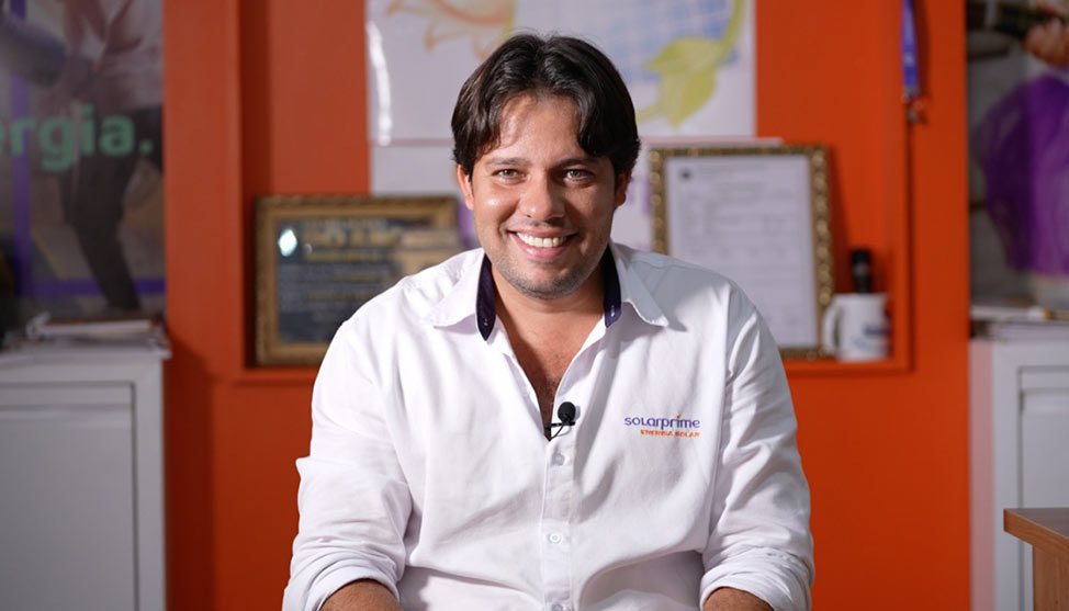 Empresário começou vendendo energia solar em casa e hoje detém 70% do mercado na cidade