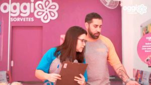 Casal da franquia Oggi Sorvetes