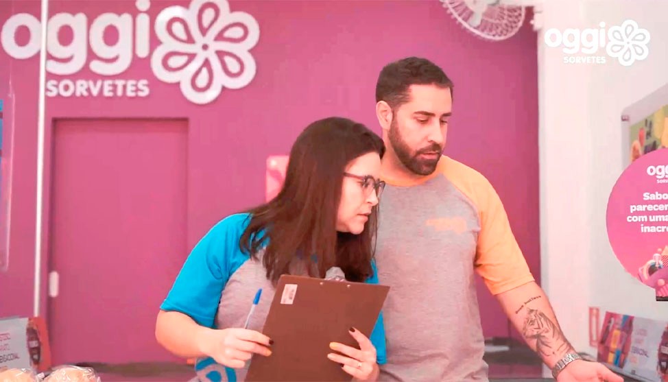 Juntos desde a infância, casal larga emprego para empreender e hoje fatura R$4,7 milhões com franquia de sorvetes