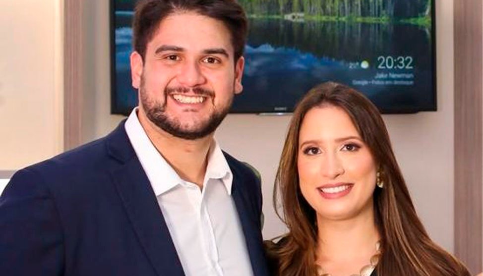 No amor e nos negócios: casal de médicos fatura R$ 4 milhões por ano com clínica de transplante capilar