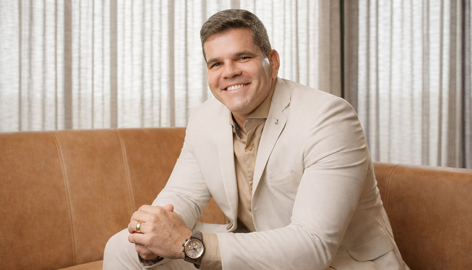 Ele começou sua carreira como frentista e hoje expande internacionalmente com franquia de cuidadores